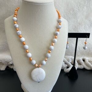 19” Magnesite and fresh water pearls. Steel clasp. Free earrings. New